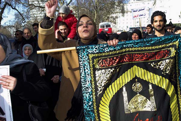 Muslims oppose Samarra bombing. © 2006, Peter Marshall